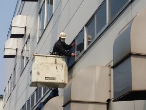 工場メンテナンス　ウインドウフィルム貼り