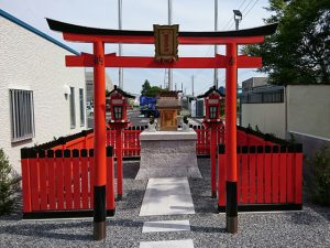 工場メンテナンス　工場敷地内神社