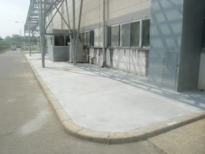 工場メンテナンス　歩道