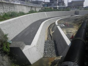 土木工事　ブロック積水路